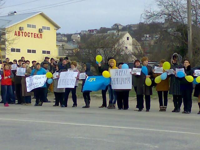 У Феодосії сотні людей вийшли на мітинг "за мир" (Фото)