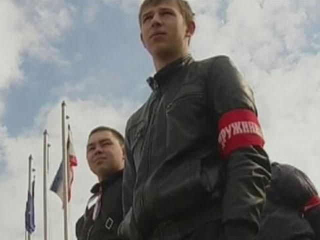 В Симферополе неизвестные проверяют документы и вещи приезжих В Симферополе неизвестные проверяют документы и вещи приезжих