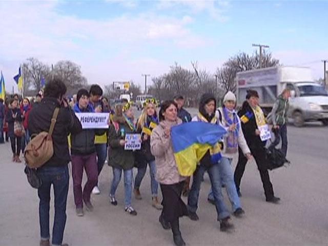 Крымчане живой цепью протестовали против референдума Крымчане живой цепью протестовали против референдума
