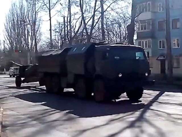 По улицам Керчи ездит российская военная техника (Видео)