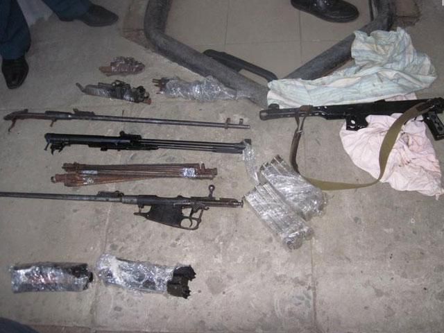 Пограничники задержали россиянина с целым арсеналом оружия (Фото) Пограничники задержали россиянина с целым арсеналом оружия (Фото)