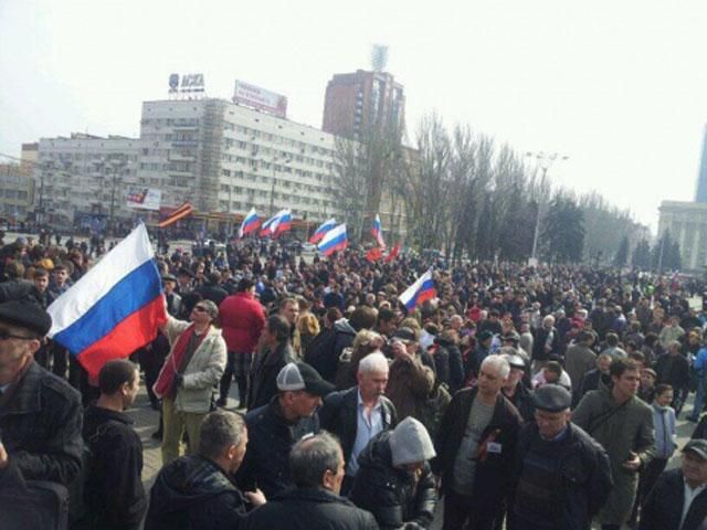 Півтори тисячі “туристів” у Донецьку скандують “Росія!” (Фото)