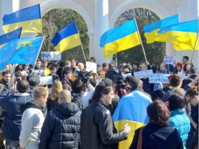 В Симферополе митингуют против референдума