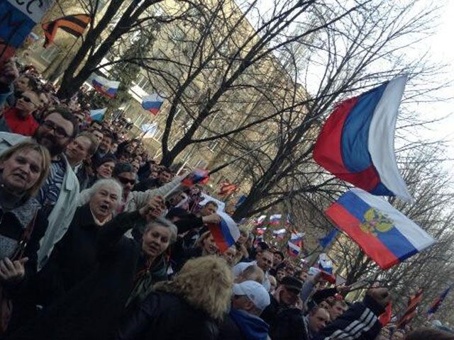 Прихильники Губарєва в Донецьку пікетують СБУ (Відео) Прихильники Губарєва в Донецьку пікетують СБУ (Відео)