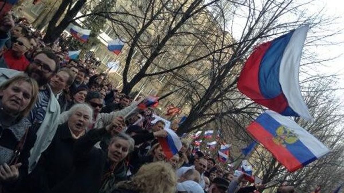 Прихильники Губарєва в Донецьку пікетують СБУ (Відео) Прихильники Губарєва в Донецьку пікетують СБУ (Відео)