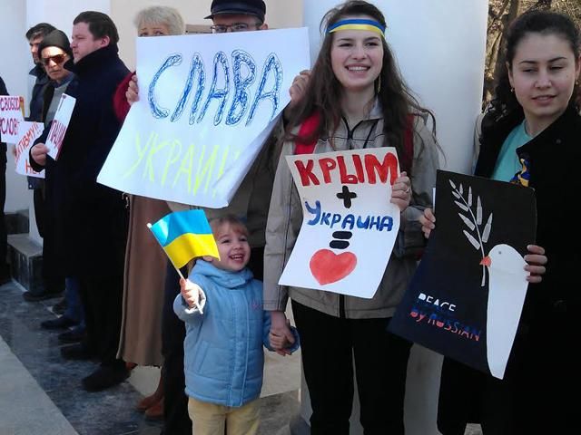 В Симферополе призвали не идти на референдум, а лепить вареники (Фото. Видео) В Симферополе призвали не идти на референдум, а лепить вареники (Фото. Видео)