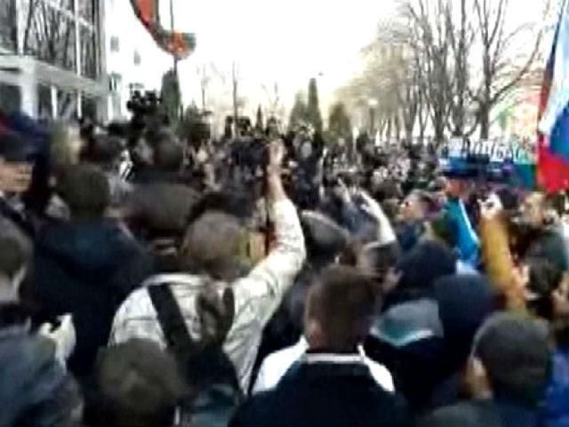 В Донецке пророссийские активисты покинули СБУ и пошли на площадь Ленина