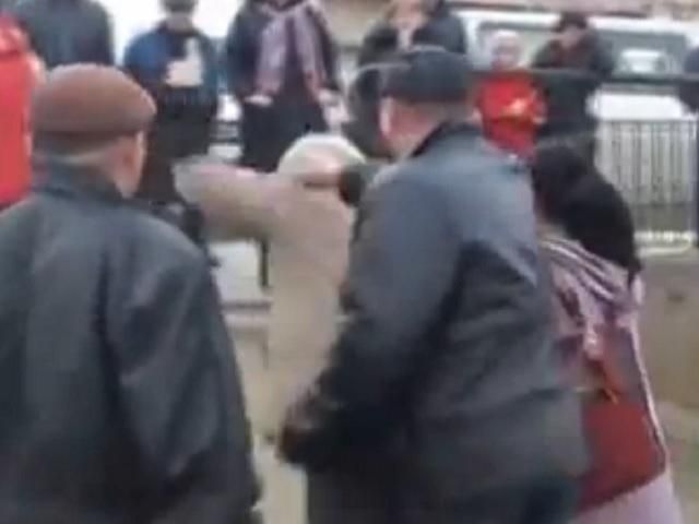 "Самооборонівець" із Феодосії повалив на землю українську бабусю (Відео)