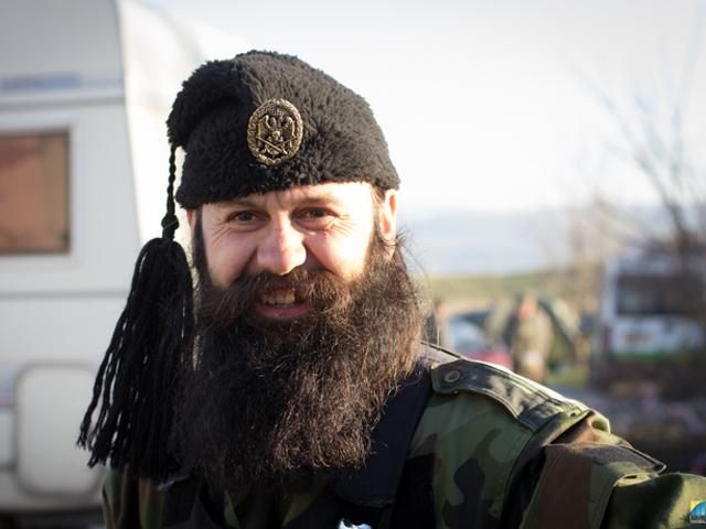 Біля Севастополя блок-пост охороняють сербські четники (Фото) Біля Севастополя блок-пост охороняють сербські четники (Фото)