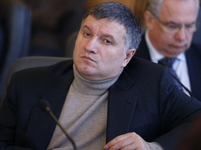 МВД и СБУ просят украинцев сдать незарегистрированное оружие МВД и СБУ просят украинцев сдать незарегистрированное оружие