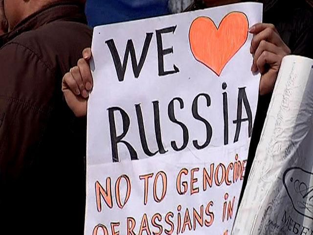 В Донецке под российскими флагами собралось несколько тысяч людей