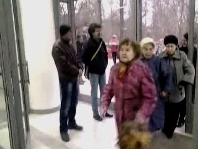 Референдум в Крыму стартовал: голосовать прИшло много пенсионеров (Видео)