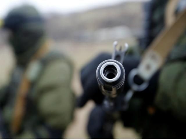 Російські козаки змушують українських військових піти на референдум Російські козаки змушують українських військових піти на референдум