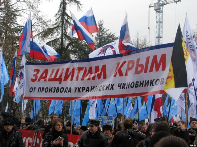 У Криму продовжують агітувати і в день референдуму (Фото)