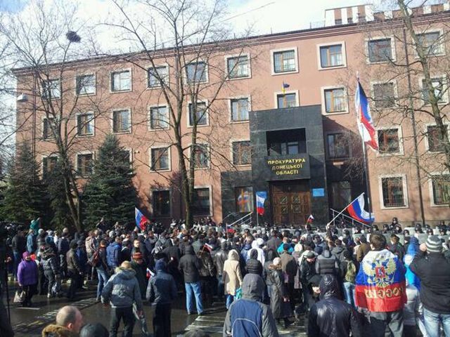 В Донецке пророссийские активисты штурмуют областную прокуратуру