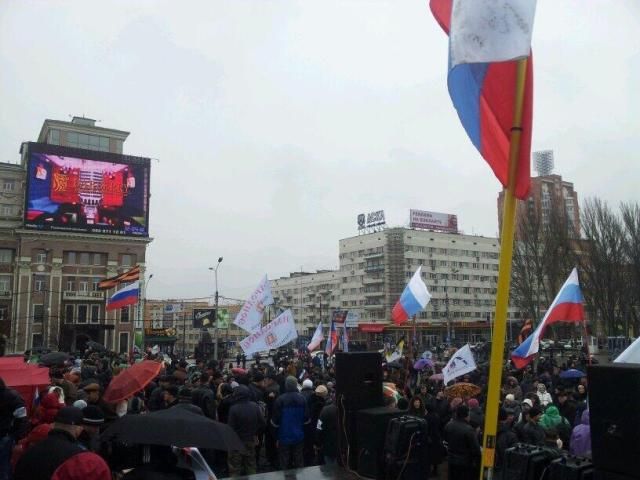 Пророссийские активисты в Донецке взяли штурмом здание СБУ