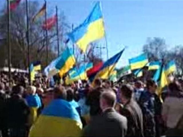 У Парижі влаштували ходу на підтримку цілісності України (Відео) У Парижі влаштували ходу на підтримку цілісності України (Відео)