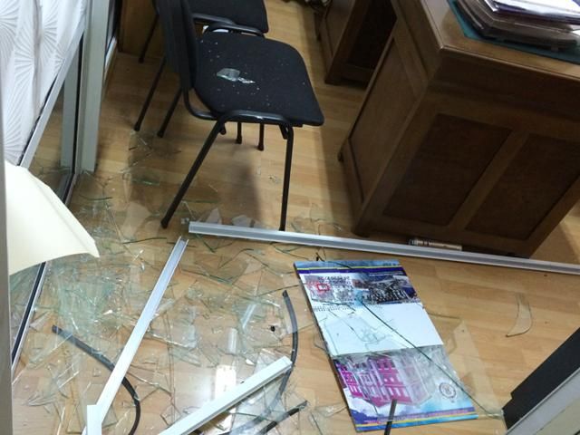 Проросійські активісти розгромили музей ветеранів у Донецьку (Фото) Проросійські активісти розгромили музей ветеранів у Донецьку (Фото)