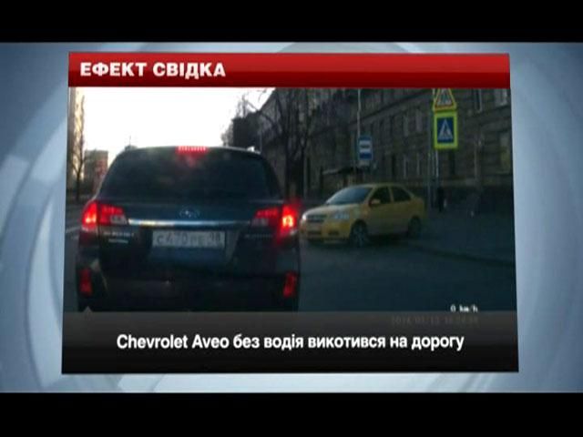 Курйозні ДТП: авто без водія викотився на дорогу та аварії за участі жінок