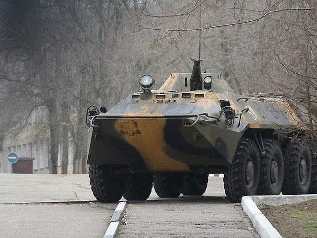 Російський БТР блокує військову частину у Севастополі