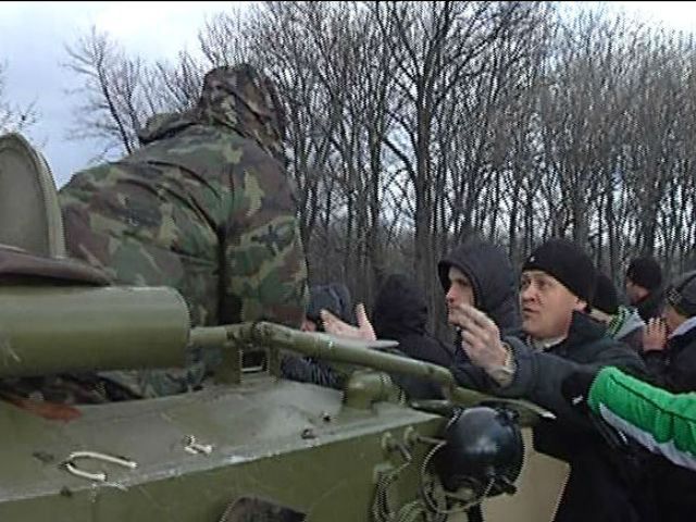 На Донеччині активісти блокують українських військових, бо не хочуть в ЄС