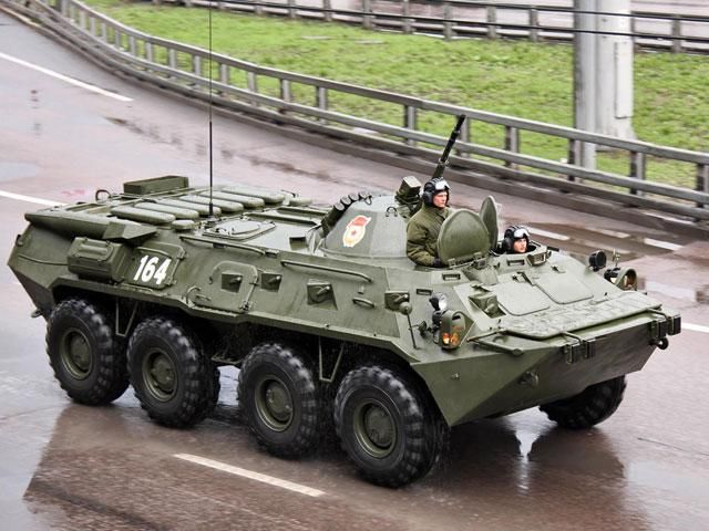 Российский БТР покинул воинскую часть в Севастополе Российский БТР покинул воинскую часть в Севастополе