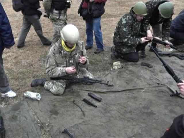 Более полутысячи самооборонцев уже прошли военные учения под Киевом