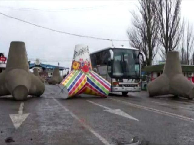 В Донецкой области усиливают защиту границы: уже установили тетраподы и вырыли рвы В Донецкой области усиливают защиту границы: уже установили тетраподы и вырыли рвы