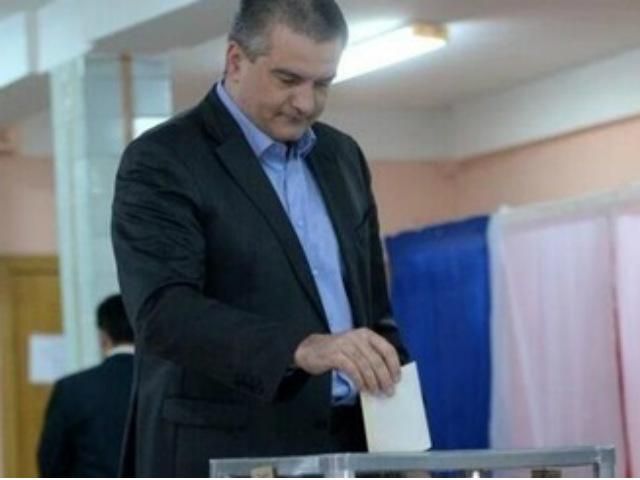 Аксьонов приїхав у Кремль послухати виступ Путіна Аксьонов приїхав у Кремль послухати виступ Путіна