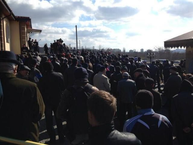 Пока Россия "присоединяла" Крым, в Симферополе хоронили убитого крымского татарина Пока Россия "присоединяла" Крым, в Симферополе хоронили убитого крымского татарина