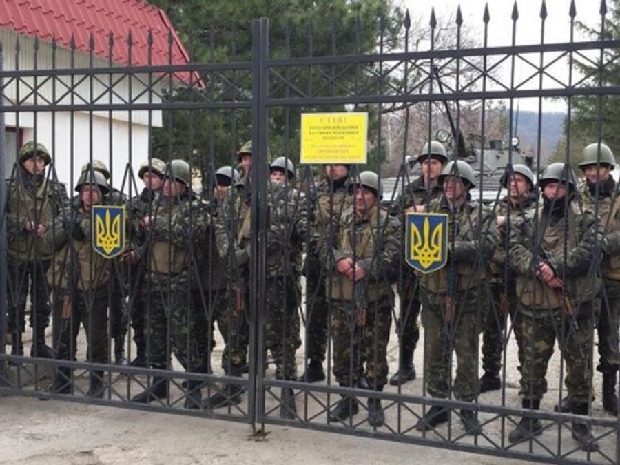 В Симферополе обстреливают военный объект: есть раненый В Симферополе обстреливают военный объект: есть раненый