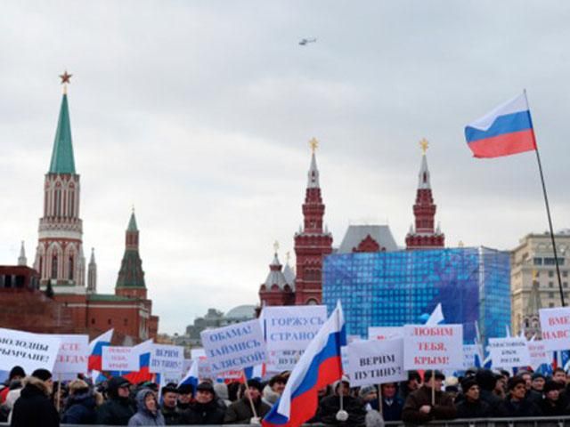 Пока в Крыму убивают людей, Путин выступает на праздничном концерте (Фото) Пока в Крыму убивают людей, Путин выступает на праздничном концерте (Фото)