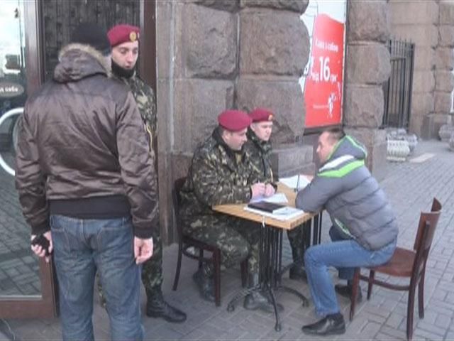 Добровольцы покидают дома и работу и поступают в Нацгвардию Добровольцы покидают дома и работу и поступают в Нацгвардию