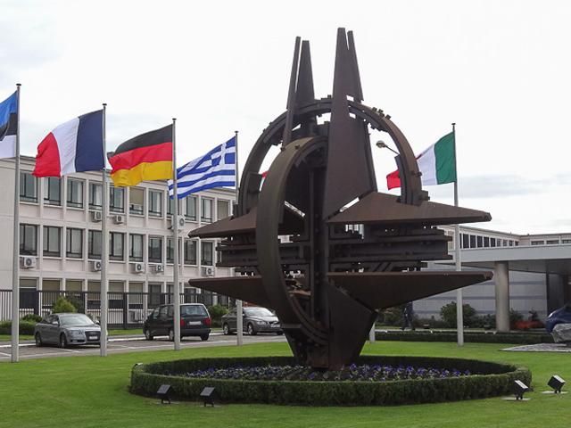 НАТО не збирається вводити війська в Україну НАТО не збирається вводити війська в Україну