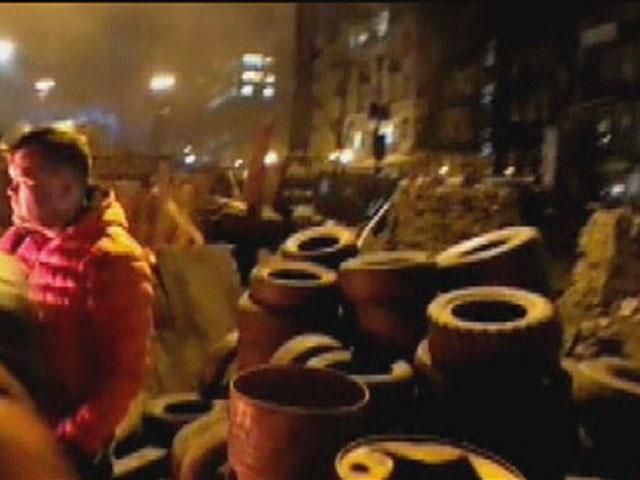 На Грушевського знову горять шини через незгоду з новою владою На Грушевського знову горять шини через незгоду з новою владою