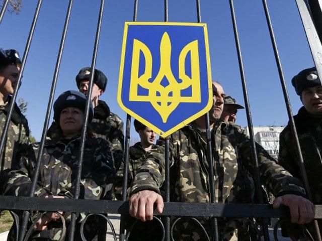 Минобороны позволило украинским военным применять оружие для защиты Минобороны позволило украинским военным применять оружие для защиты