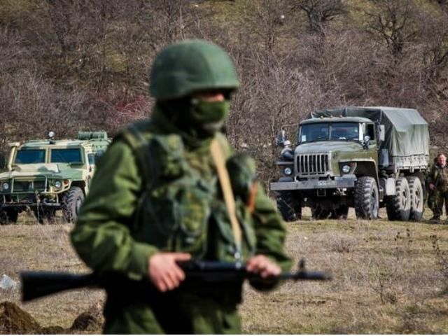 Толпа в гражданском прорвалась на территорию штаба командования ВМС Украины Толпа в гражданском прорвалась на территорию штаба командования ВМС Украины