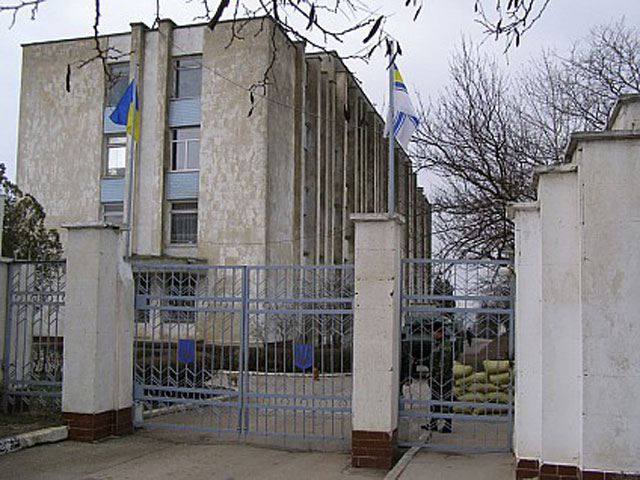 В Новоозерном россияне трактором протаранили ворота военной базы В Новоозерном россияне трактором протаранили ворота военной базы