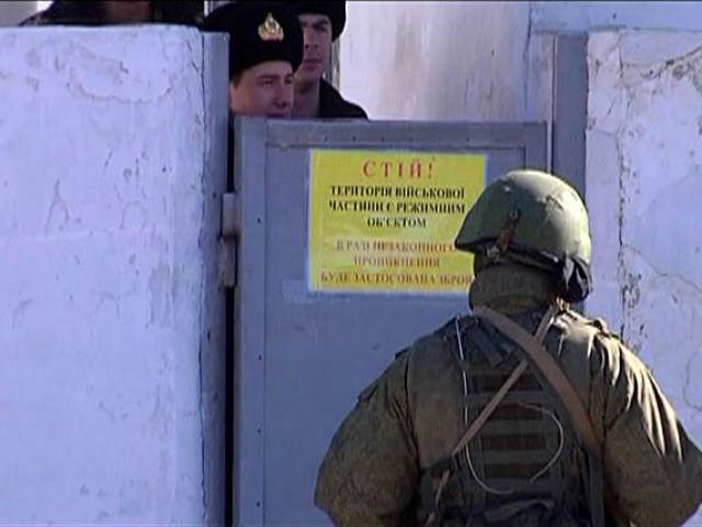 Українські офіцери залишають Штаб ВМСУ у Севастополі