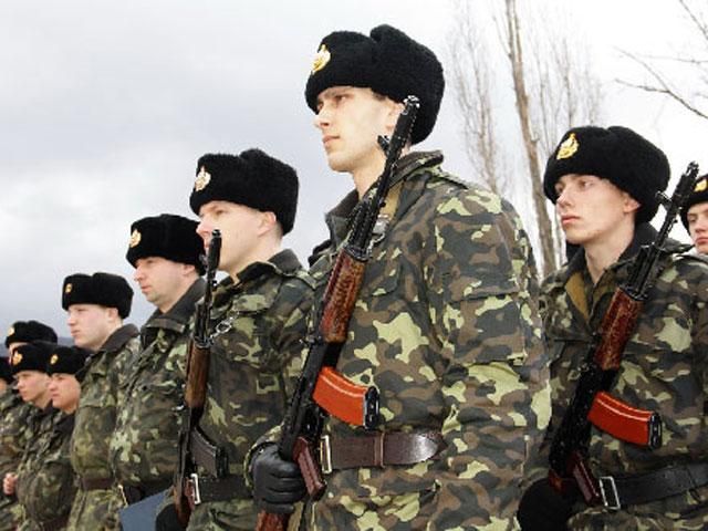 Оружие 21-го века - дубинки, - военные в Перевальном продолжают сопротивление Оружие 21-го века - дубинки, - военные в Перевальном продолжают сопротивление