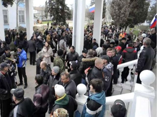 В Севастополе "самооборона" штурмовала штаб ВМС Украины (Видео) В Севастополе "самооборона" штурмовала штаб ВМС Украины (Видео)