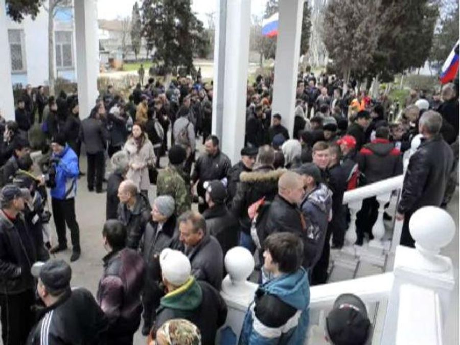 В Севастополе "самооборона" штурмовала штаб ВМС Украины (Видео) В Севастополе "самооборона" штурмовала штаб ВМС Украины (Видео)