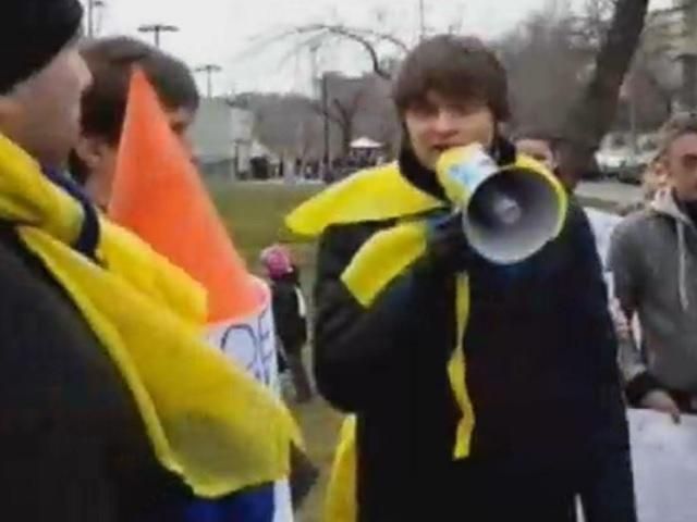 Біля посольства США у Києві об'єднали український, кримський і кримо-татарський прапори (Відео)