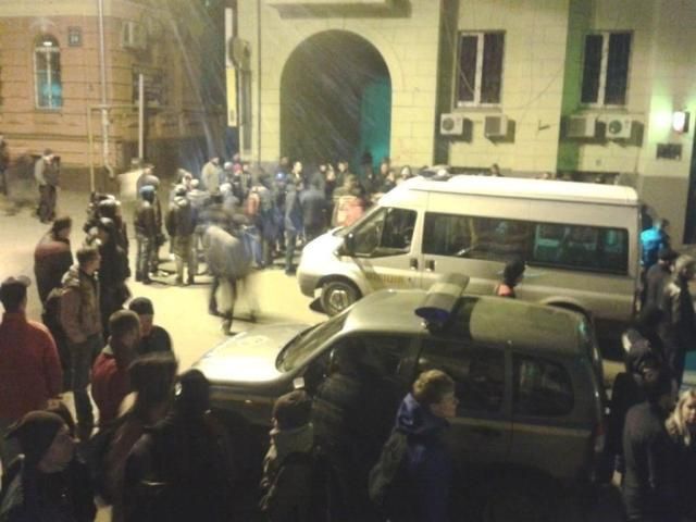 Міліція повідомляє про двох підозрюваних у перестрілці в Харкові Міліція повідомляє про двох підозрюваних у перестрілці в Харкові