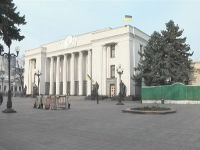 Екстрена Рада: Без порядку денного та з розмовами про військовий стан Екстрена Рада: Без порядку денного та з розмовами про військовий стан