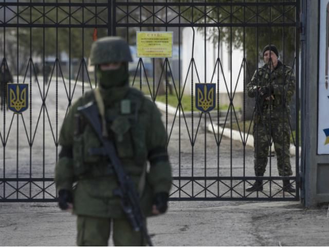 Украинские военные покинут Крым только вместе с техникой и оружием, - Соболев