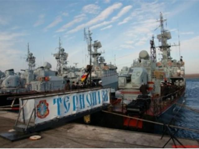 Русские забросали боевыми гранатами корвет "Тернополь" Русские забросали боевыми гранатами корвет "Тернополь"