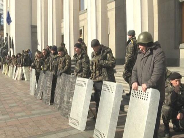 ЕС требует разоружить уличные группировки ЕС требует разоружить уличные группировки