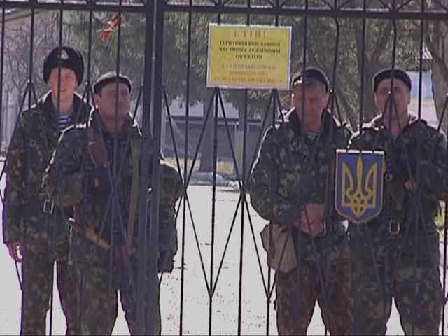 Міноборони досі не вирішило, що робити з військовими у Криму Міноборони досі не вирішило, що робити з військовими у Криму