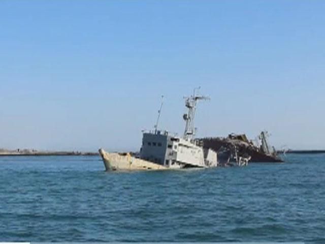 Українські кораблі заблоковані затопленими суднами (Відео) Українські кораблі заблоковані затопленими суднами (Відео)